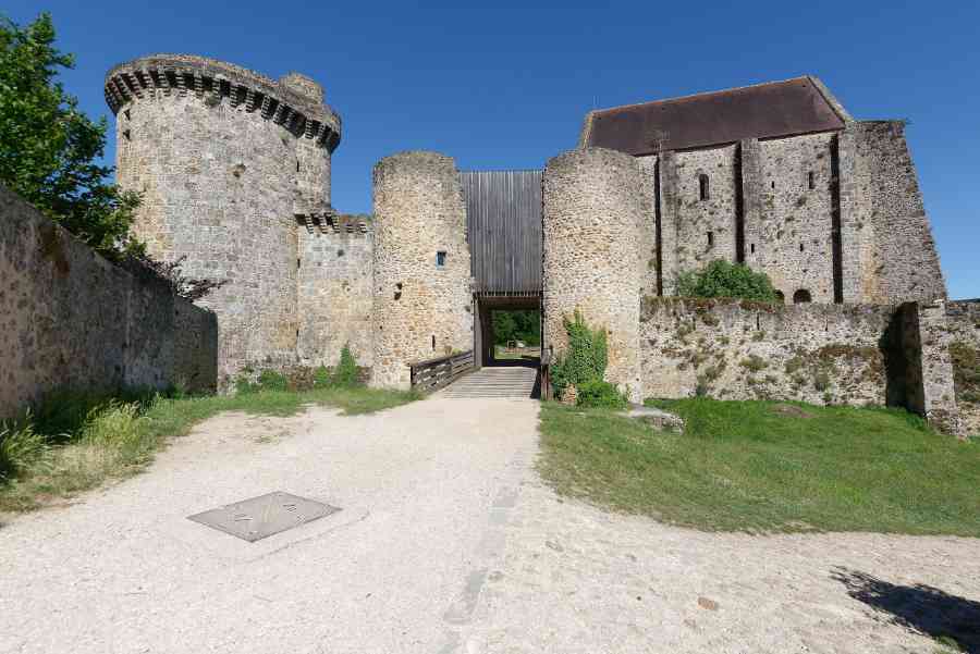 L'entrée du château de la Madeleine