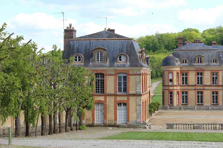 La cours du Château de Dampierre